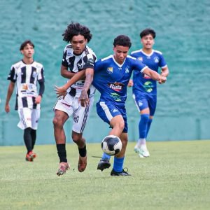 A equipe do Vila Nova (branco e preto) venceu nas cobranças de penalidades máximas o Independente e agora segue para a grande decisão do Campeonato Juvenil - Foto: @vh_kos fotografia