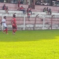 Jogando no Estádio Comunitário José Humberto Soares, a equipe do Abadia (de branco) venceu o Elza Amui pelo placar de 1 a 0 - Foto: Ligeirinho