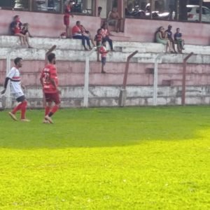 Jogando no Estádio Comunitário José Humberto Soares, a equipe do Abadia (de branco) venceu o Elza Amui pelo placar de 1 a 0 - Foto: Ligeirinho