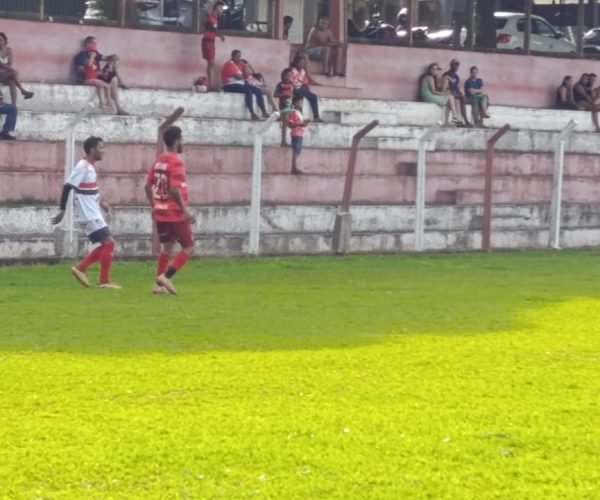 Jogando no Estádio Comunitário José Humberto Soares, a equipe do Abadia (de branco) venceu o Elza Amui pelo placar de 1 a 0 - Foto: Ligeirinho