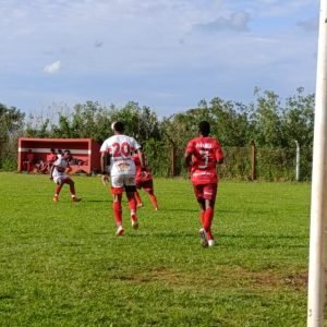 A equipe do Abadia (de branco) vai até o Valdirão onde enfrenta o Barça - Foto: Ligeirinho