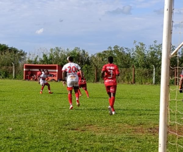 A equipe do Abadia (de branco) vai até o Valdirão onde enfrenta o Barça - Foto: Ligeirinho