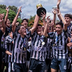 Jogadores do Nacional comemoram com a Taça o título de Campeão Juvenil 2025  Foto: @vh_kos fotografia