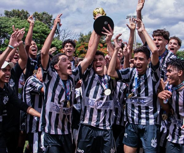 Jogadores do Nacional comemoram com a Taça o título de Campeão Juvenil 2025  Foto: @vh_kos fotografia