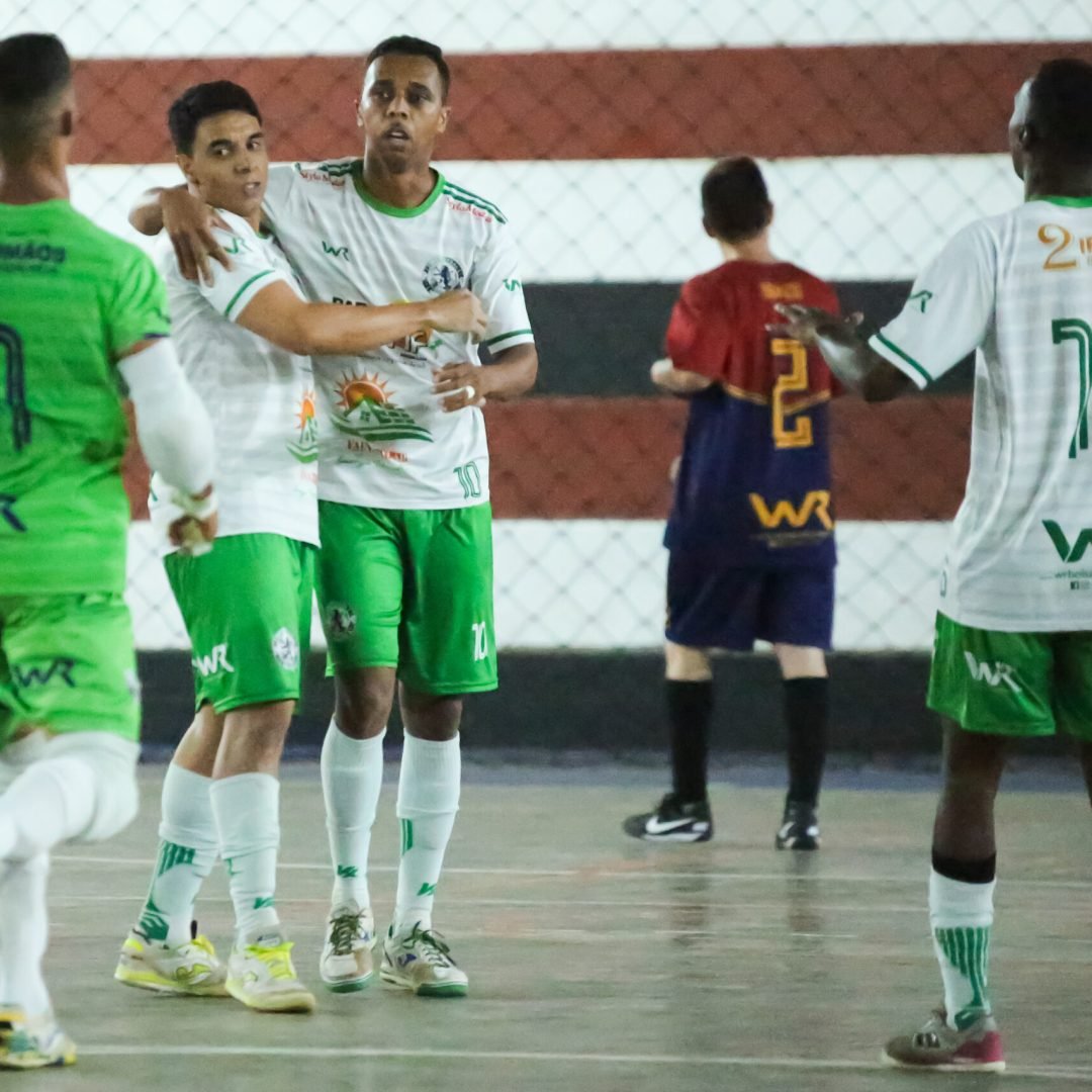 Jogadores do WR Futsal comemoram primeiro gol diante do Nacional marcado por Adriano (10) - Foto: vh_kos