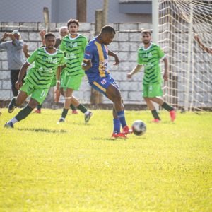 Campina Verde (uniforme verde) vence Iraí de Minas e mantém liderança na Chave A - Foto: Rodolfo Capatti