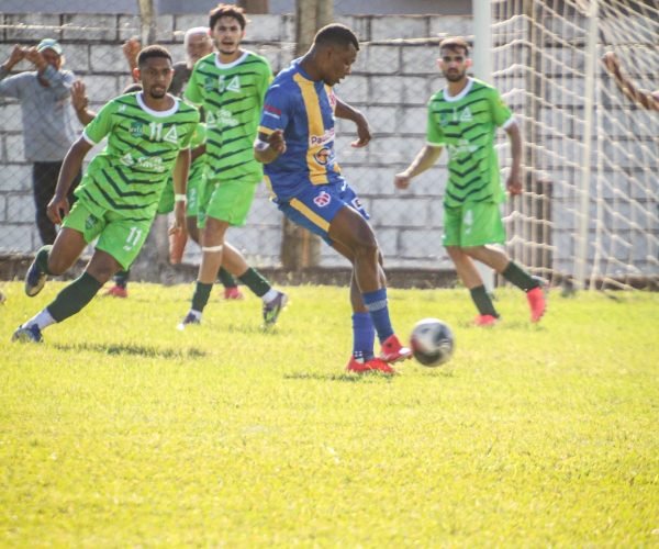 Campina Verde (uniforme verde) vence Iraí de Minas e mantém liderança na Chave A - Foto: Rodolfo Capatti