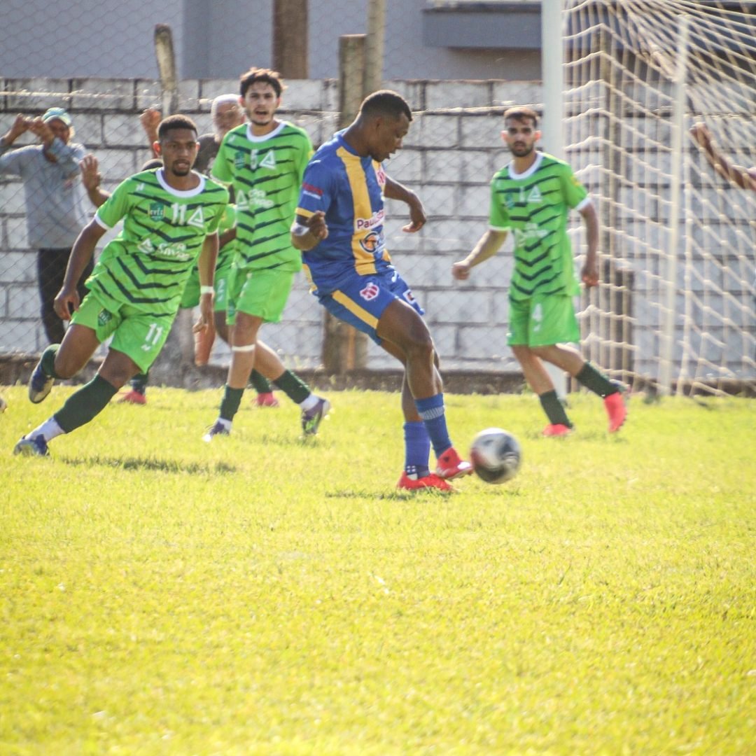 Campina Verde (uniforme verde) vence Iraí de Minas e mantém liderança na Chave A - Foto: Rodolfo Capatti