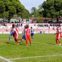 Pelo Campeonato Amador B, na Chave B, o Ipiranga (de vermelho) já garantiu vaga para a próxima fase. Já o Grêmio São Benedito (zul e branco) segue com chances de conquistar uma das duas vagas restantes - Foto: Ligeirinho