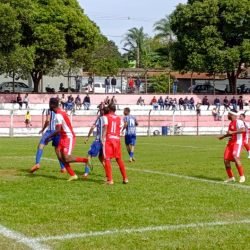 Pelo Campeonato Amador B, na Chave B, o Ipiranga (de vermelho) já garantiu vaga para a próxima fase. Já o Grêmio São Benedito (zul e branco) segue com chances de conquistar uma das duas vagas restantes - Foto: Ligeirinho