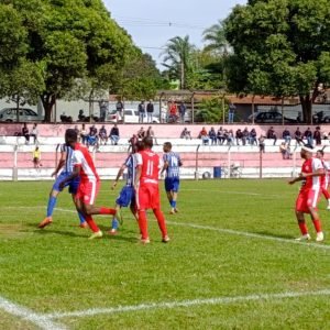Pelo Campeonato Amador B, na Chave B, o Ipiranga (de vermelho) já garantiu vaga para a próxima fase. Já o Grêmio São Benedito (zul e branco) segue com chances de conquistar uma das duas vagas restantes - Foto: Ligeirinho