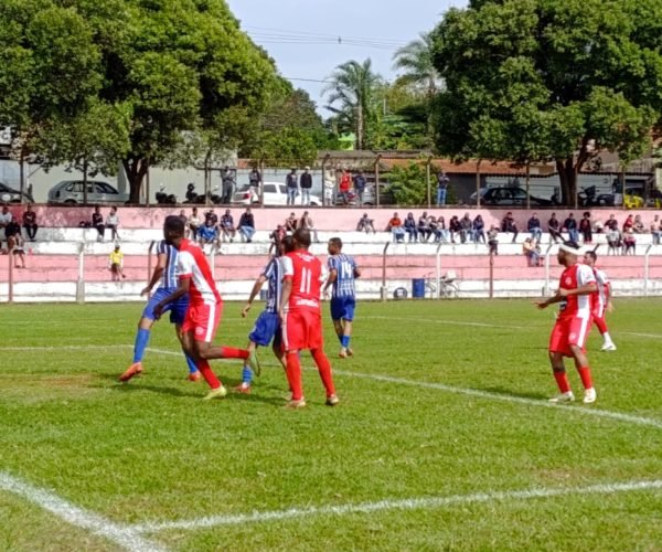 Pelo Campeonato Amador B, na Chave B, o Ipiranga (de vermelho) já garantiu vaga para a próxima fase. Já o Grêmio São Benedito (zul e branco) segue com chances de conquistar uma das duas vagas restantes - Foto: Ligeirinho