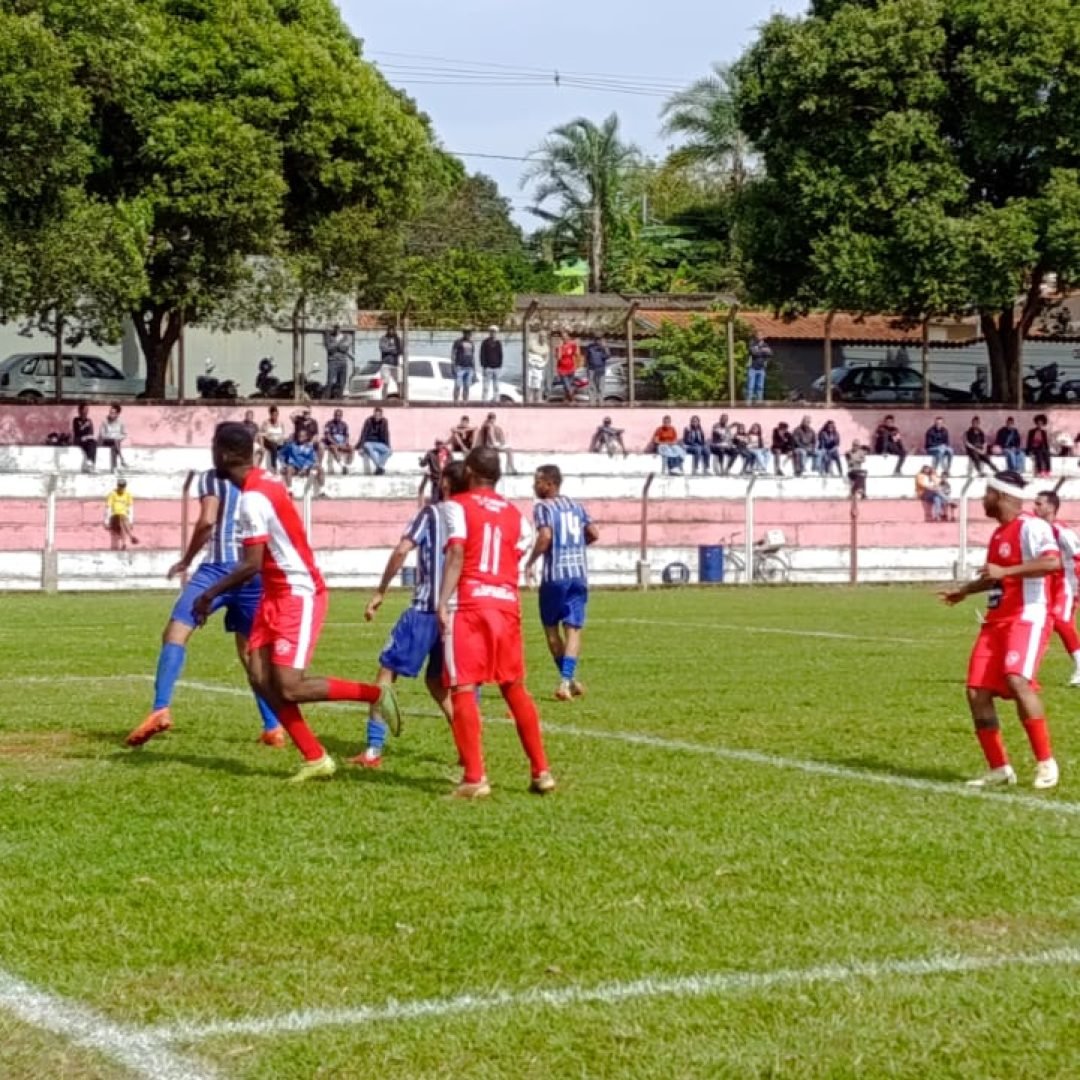 Pelo Campeonato Amador B, na Chave B, o Ipiranga (de vermelho) já garantiu vaga para a próxima fase. Já o Grêmio São Benedito (zul e branco) segue com chances de conquistar uma das duas vagas restantes - Foto: Ligeirinho