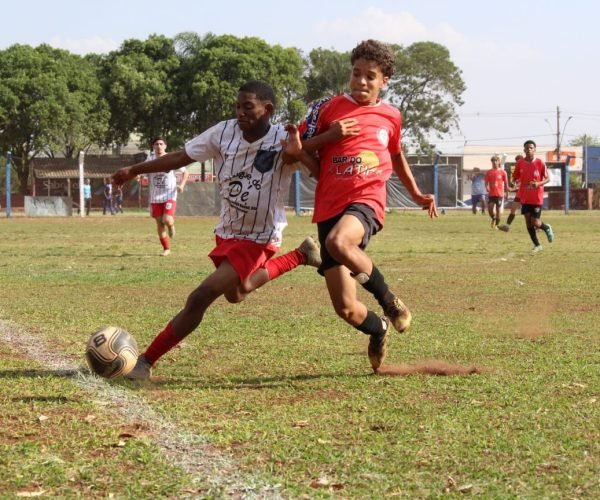 Pelo Campeonato Juvenil, o Bom Retiro (de camisa branca)  encara o Vila Nova, enquanto o Ipiranga (de vermelho) tem pela frente o Independente - Foto: @amandablog.29
