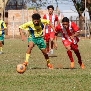 A equipe do Santa Fé (amarelo e verde) ficou no empate em 3 a 3 diante do Ipiranga enquanto o Bom Retiro (vermelho e branco) folgou na rodada - Foto: @ativalente