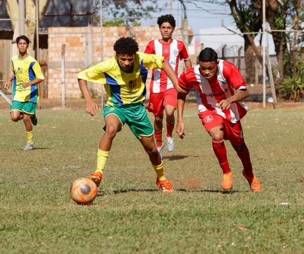 A equipe do Santa Fé (amarelo e verde) ficou no empate em 3 a 3 diante do Ipiranga enquanto o Bom Retiro (vermelho e branco) folgou na rodada - Foto: @ativalente