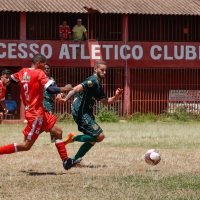 Jogando no Zé do Tiro, o Bonsucesso (de vermelho) surpreendeu a Merceana ao fazer o placar de 3 a 0 - Foto: @ativalente