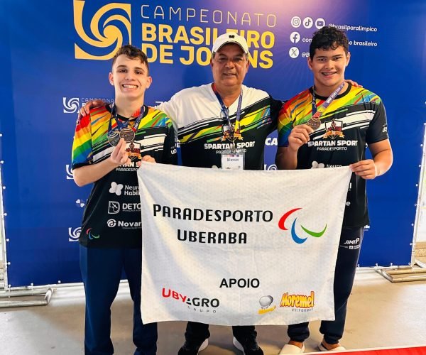 Enzo Pesso e Guilherme Reis juntamente com o técnico, Professor Alexandre Max - Foto: Acervo Professor Alexandre Max
