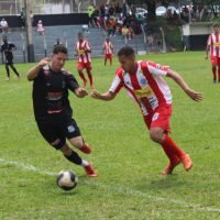 Bom Retiro (vermelho e branco) e Vila Nova (preto) fazem a segunda partida pela semifinal do Amador Módulo A - Foto: Renata Frazão/Bom Retiro