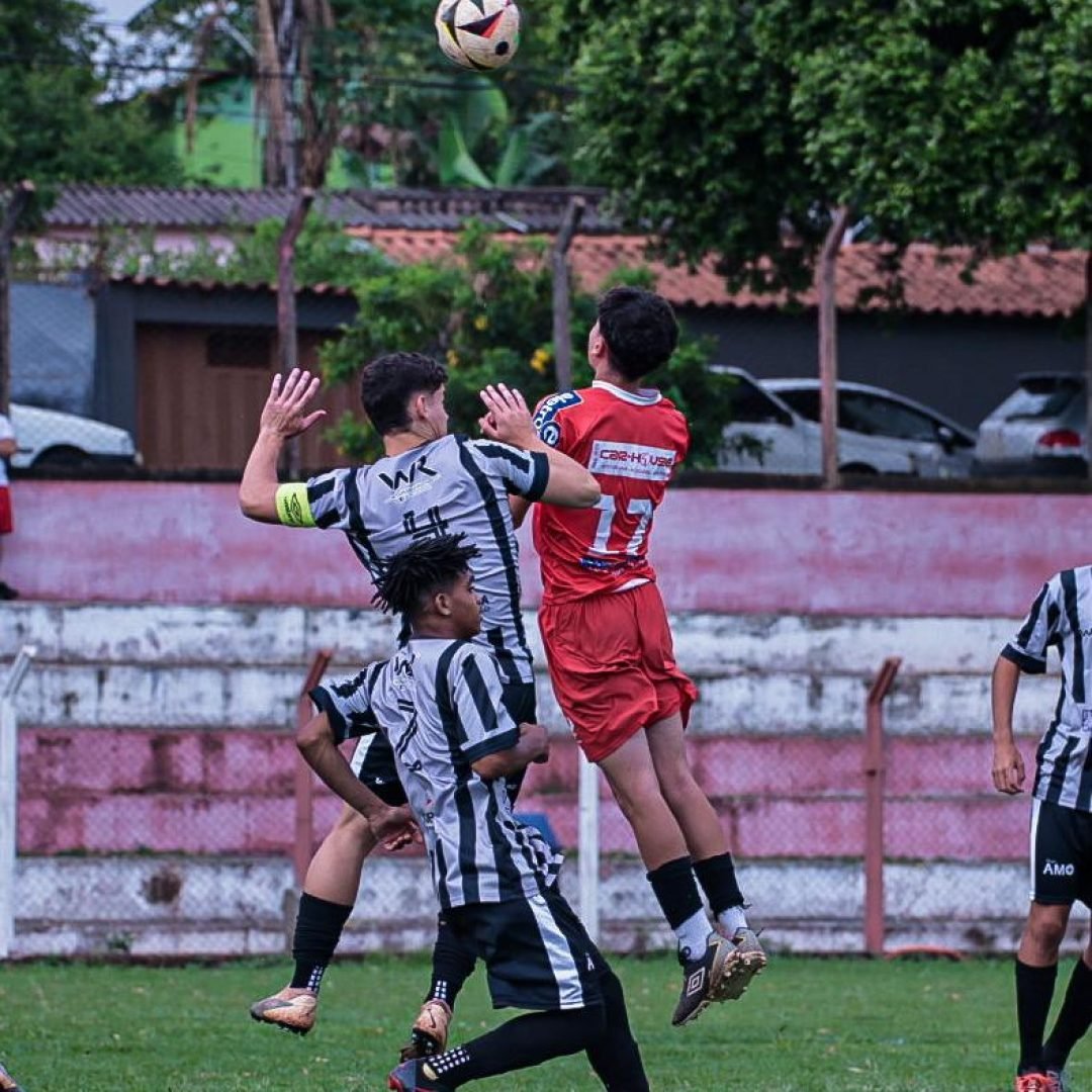 A equipe do Nacional (preto e branco) foi até o Romualdão e venceu o Ipiranga (vermelho) aplicando uma sonora goleada por 9 a 0 - Foto: @vh_kos Fotograifa