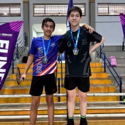 O jovem Matheus (de preto) grande vencedor do Badminton, na categoria Módulo II, durante o JEURA 2025 - Foto: Natália Arduini