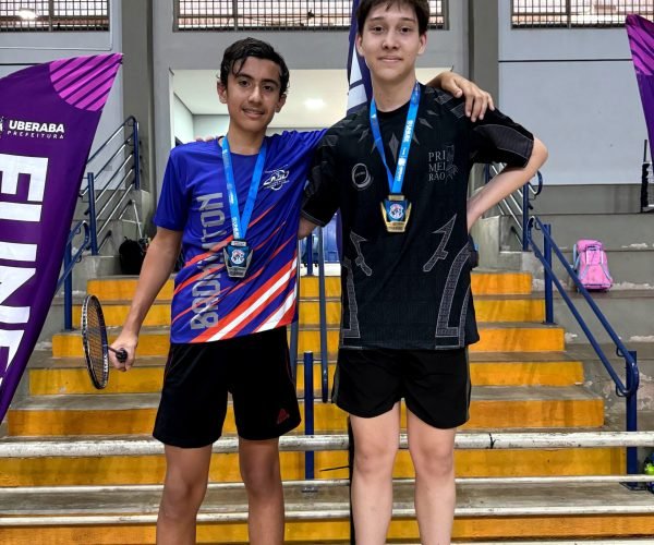 O jovem Matheus (de preto) grande vencedor do Badminton, na categoria Módulo II, durante o JEURA 2025 - Foto: Natália Arduini