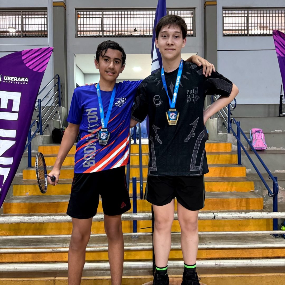 O jovem Matheus (de preto) grande vencedor do Badminton, na categoria Módulo II, durante o JEURA 2025 - Foto: Natália Arduini