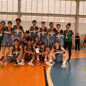 Equipe Sub-17 do Uirapuru, vice campeão da Copa Revelar de Basquete de Ribeirão Preto - Foto: Divulgação/Uirapuru