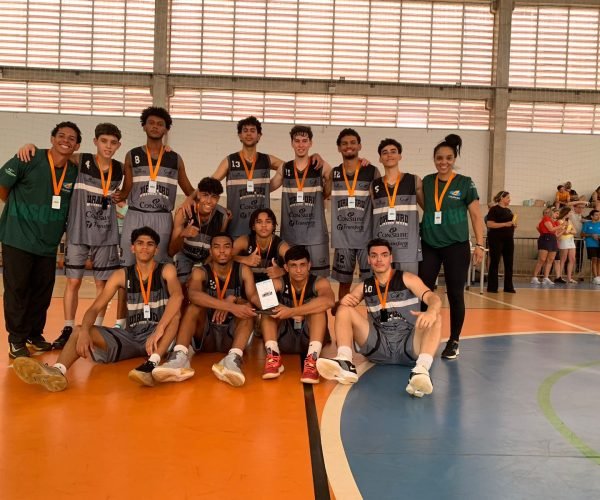 Equipe Sub-17 do Uirapuru, vice campeão da Copa Revelar de Basquete de Ribeirão Preto - Foto: Divulgação/Uirapuru