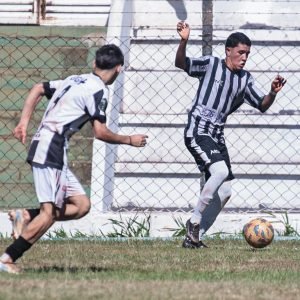 O Nacional (calção preto) leva vantagem no primeiro duelo decisivo do Campeonato Juvenil - Foto: @vh_koz fotografia