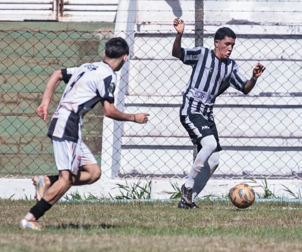 O Nacional (calção preto) leva vantagem no primeiro duelo decisivo do Campeonato Juvenil - Foto: @vh_koz fotografia