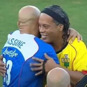 Ronaldinho Gaúcho após o jogo gentilmente deu um abraço em Yassine Cheuko, segurança de Messi - Foto: Reprodução de vídeo
