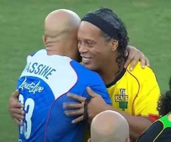 Ronaldinho Gaúcho após o jogo gentilmente deu um abraço em Yassine Cheuko, segurança de Messi - Foto: Reprodução de vídeo