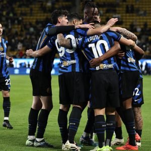Jogadores da Inter de Milão celebram gol marcado por Dumfries sobre a Atalanta, pela semifinal da Supercopa da Itália (Foto: Fadel Senna/AFP)