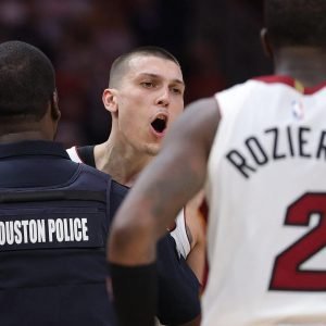 Tyler Herro durante a confusão em Houston, no Texas (Foto: Alex Slitz /AFP)