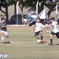 Pela semifinal do Campeonato de Futebol Pré Mirim, a equipe do Corínthians (de branco) venceu o Vila Nova por 2 a 1 e conquistou vaga na grande final da Competição – Foto: jornalreplay.net