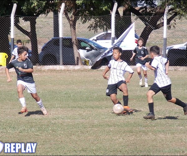 Pela semifinal do Campeonato de Futebol Pré Mirim, a equipe do Corínthians (de branco) venceu o Vila Nova por 2 a 1 e conquistou vaga na grande final da Competição – Foto: jornalreplay.net