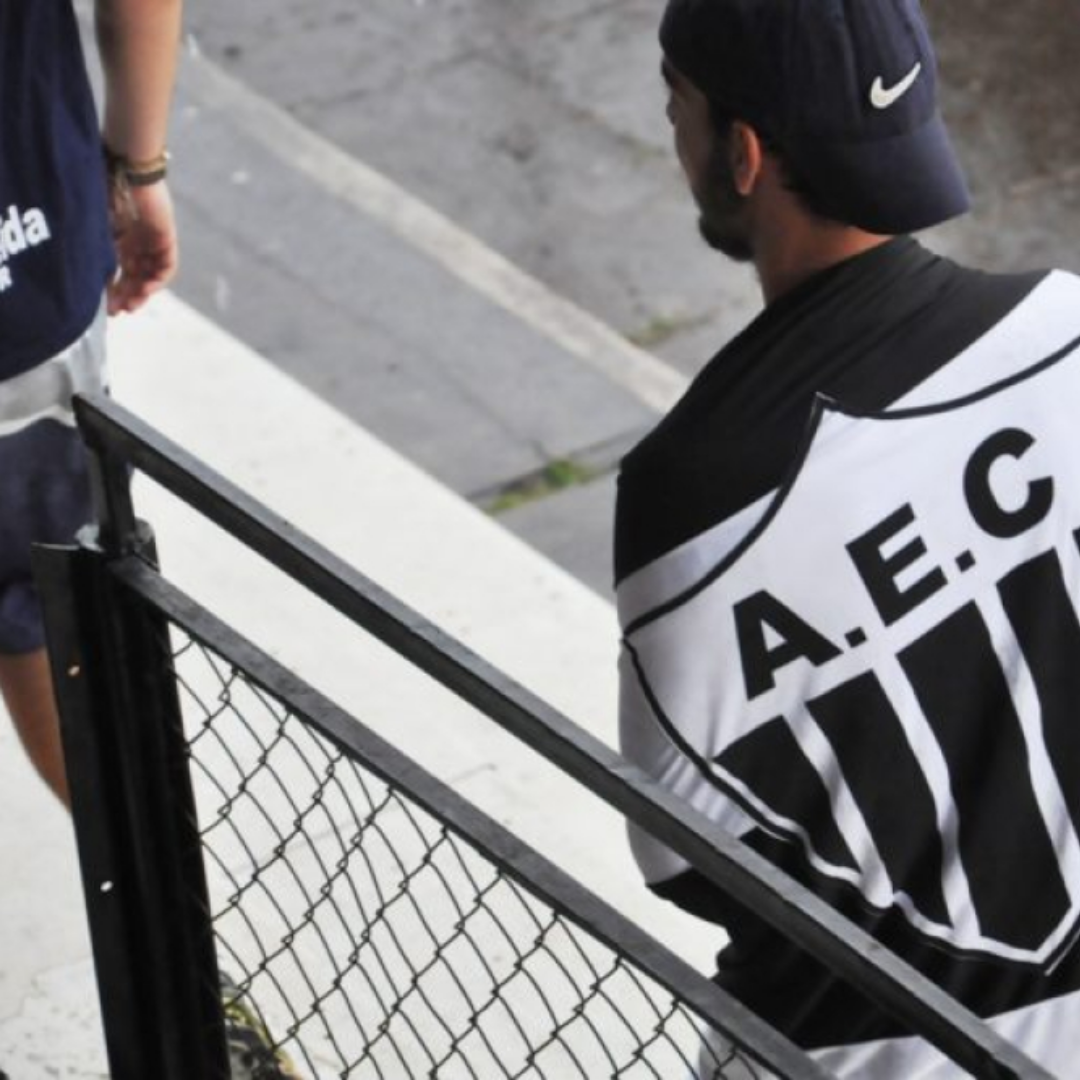 O torcedor enrolado com a bandeira do Araxá Esporte. Foto: Na Batida do Esporte