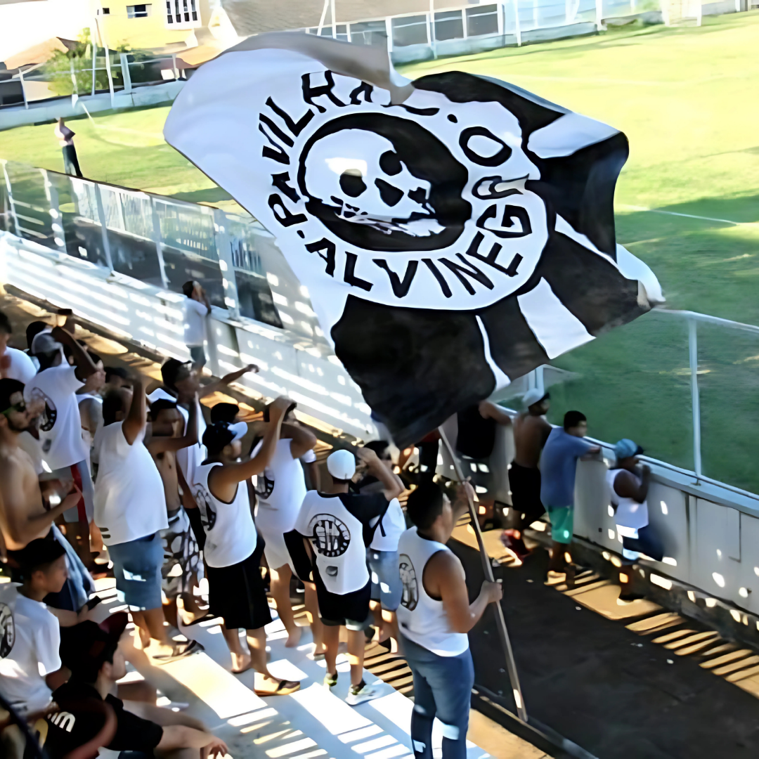 Torcida Pavilhão Alvinegro durante partida no Estádio Fausto Alvim. Foto: Redes Sociais