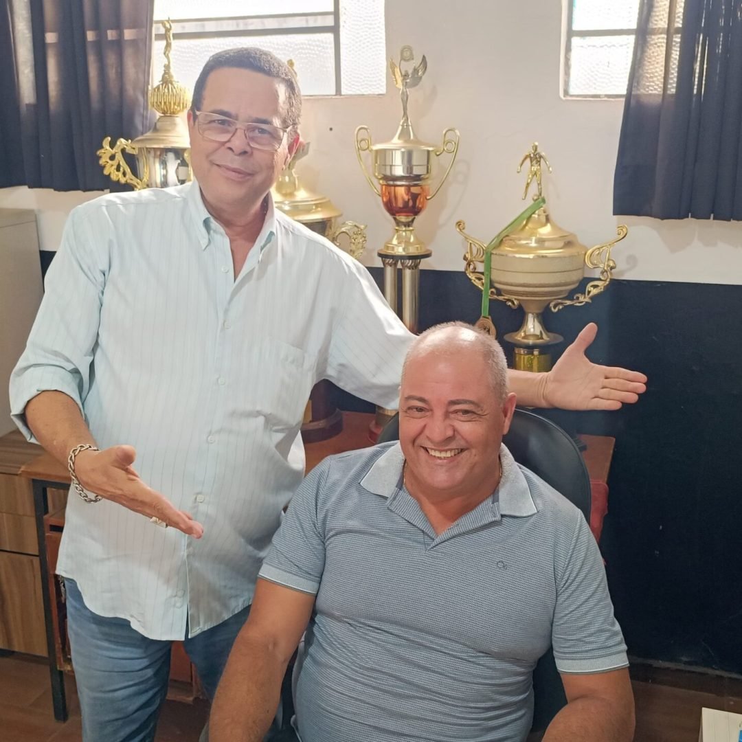 Jeferson Leite (em pé), Presidente do Araxá, ao lado do investidor José Jerry Correia - Foto: Caio Aureliano/www.nabatidadoesporte.com.br