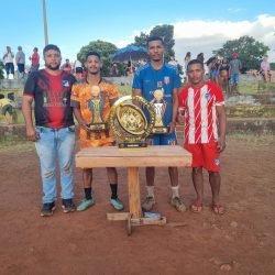 Equipe do Milionários (laranja) e do Atlético de Madrid (azul) recebem os troféus de Campeões da Copa Elite e da Super Copa do Terrão - Foto: Rafael/Terrão/Divulgação