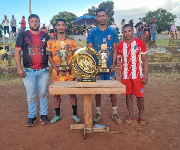 Equipe do Milionários (laranja) e do Atlético de Madrid (azul) recebem os troféus de Campeões da Copa Elite e da Super Copa do Terrão - Foto: Rafael/Terrão/Divulgação