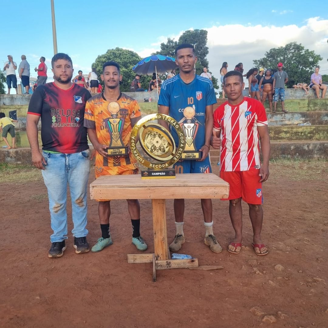 Equipe do Milionários (laranja) e do Atlético de Madrid (azul) recebem os troféus de Campeões da Copa Elite e da Super Copa do Terrão - Foto: Rafael/Terrão/Divulgação