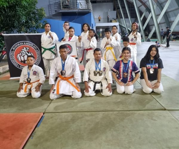 Foto: Sensei Oscar e pais dos atletas