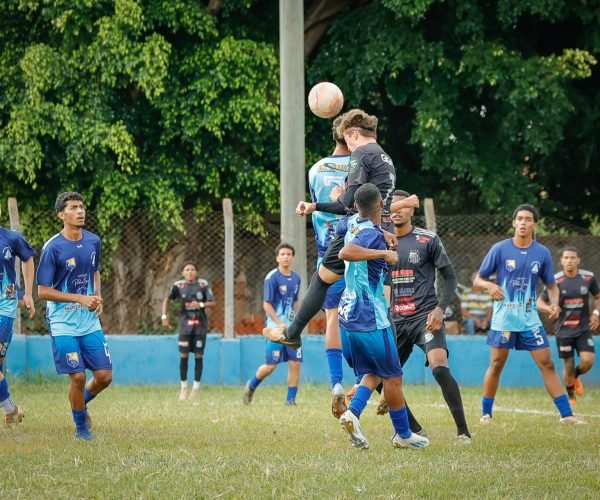 Pelo Campeionato Júnior, o Vila Nova (de preto) conquistou boa vantagem ao vencer o Independente por 1 a 0 no primeiro grande duelo final da competição - Foto: @ativalente