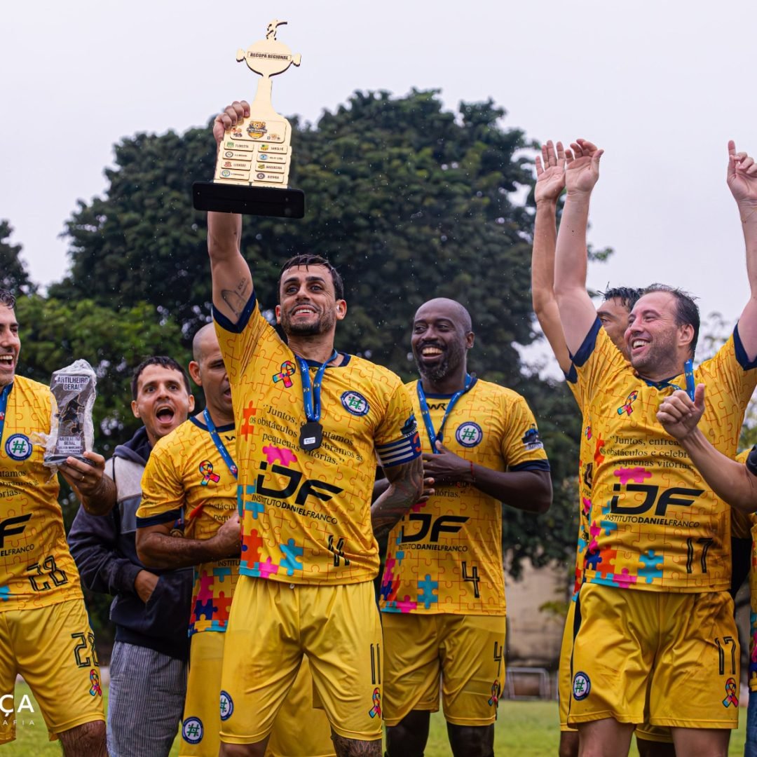 Jogadores da Mogiana comemoram o título da Recopa da Taça Máster Regional 2026 - Foto: Garça Fotografia