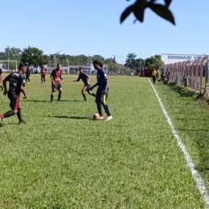 Pelo Amador Módulo B, neste domingo o Koreia (de preto e vermelho) goleou a Mogiana pelo placar de 10x1 - Foto: Ligeirinho/setenosespores