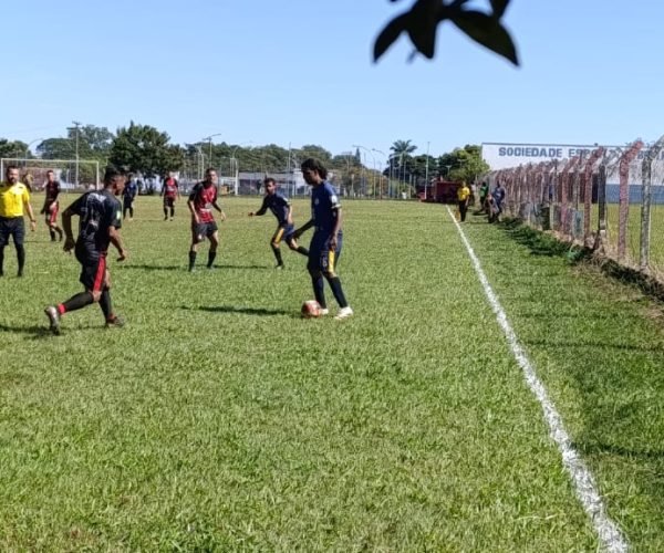 Pelo Amador Módulo B, neste domingo o Koreia (de preto e vermelho) goleou a Mogiana pelo placar de 10x1 - Foto: Ligeirinho/setenosespores