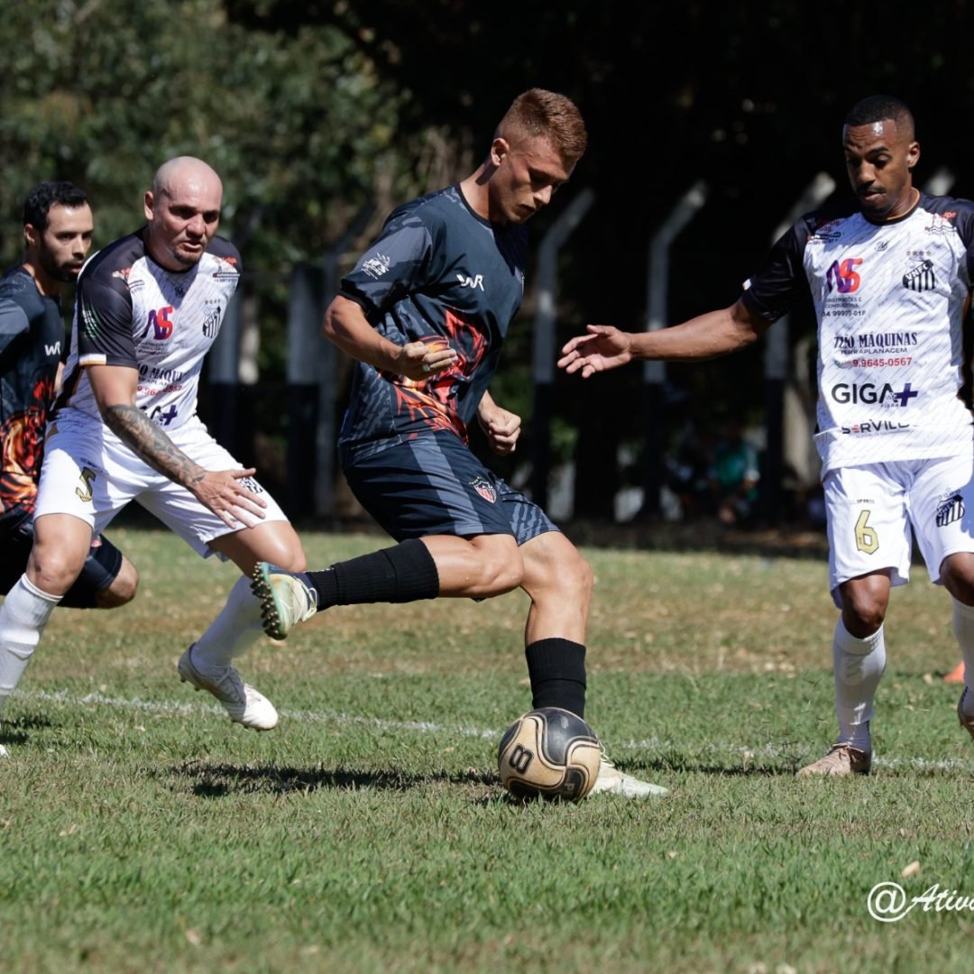 Pelo Amadorão Módulo A o Vila Nova (branco) recebeu o Atlético Abadiense em seus domínios e conquistou bela vitória pelo placar 3 a 0 - Foto: Ricardo Titta - @ativalente