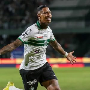 Alef Manga defendeu o Coritiba entre os anos de 2023 e 2024 (Foto: Robson Mafra/AGIF)
